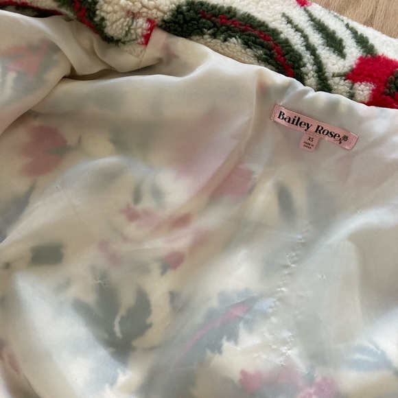 🎄Bailey Rose Green & Red Floral‎ Patterned White Fuzzy Jacket Christmas Festive - Picture 11 of 14